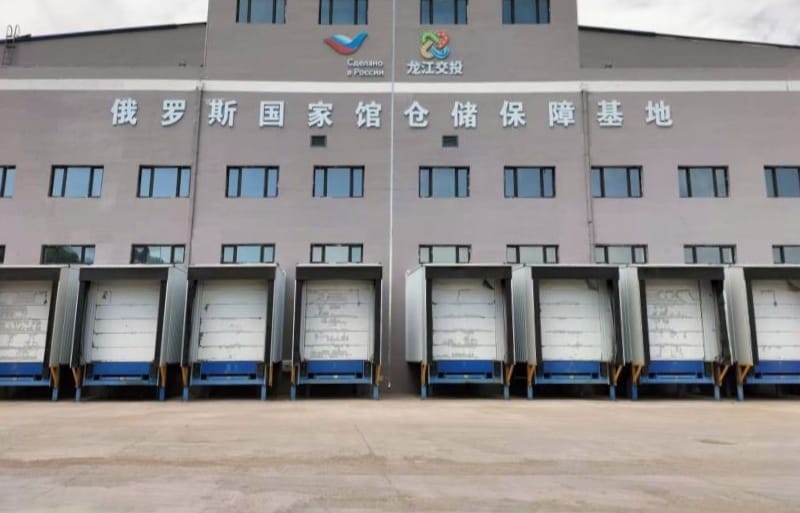 Складской распределительный центр в провинции Хэйлунцзян<br>(г. Суйфэньхэ)<br>绥芬河市乌苏里大街龙江交投绥芬河国际物流港公路园区”院内