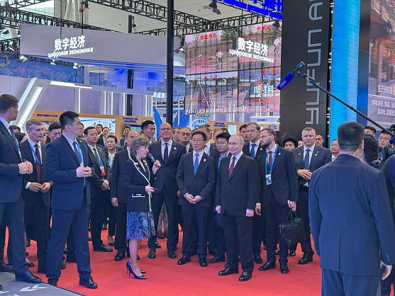 Владимир Путин посетил стенд «Сделано в России» РЭЦ и FESCO в Харбине